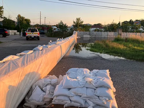 US 61 Davenport - Prepping for Flood