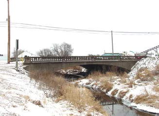 Photo of the Vine Street Bridge in Fayette County, Iowa.