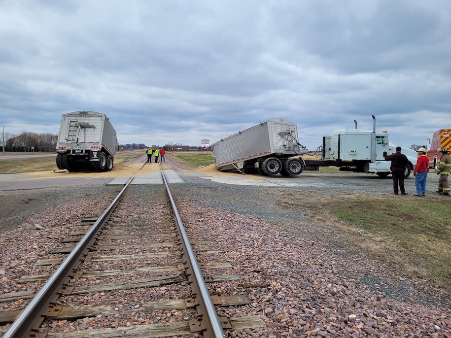 Trailer split rail crossing